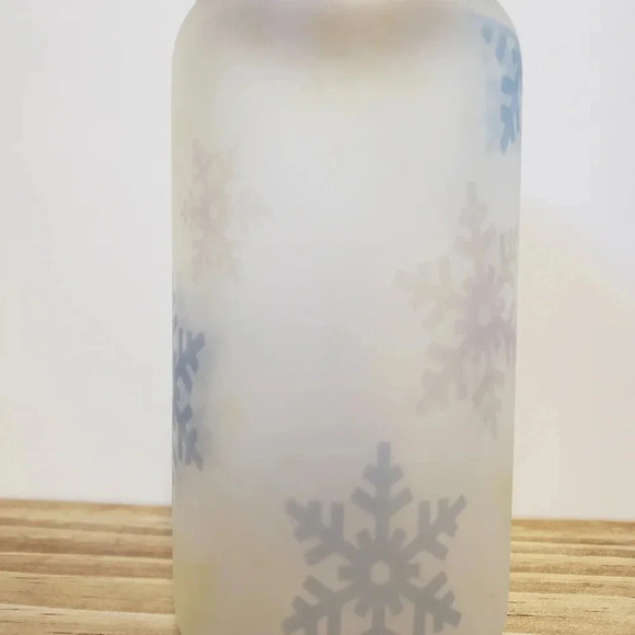 Season to be freezin frosted glass cup includes lid and plastic straw - Picture 3 of 7